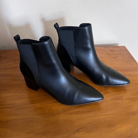 Lulus Point Toe Chelsea Boots - Picture 1 of 7